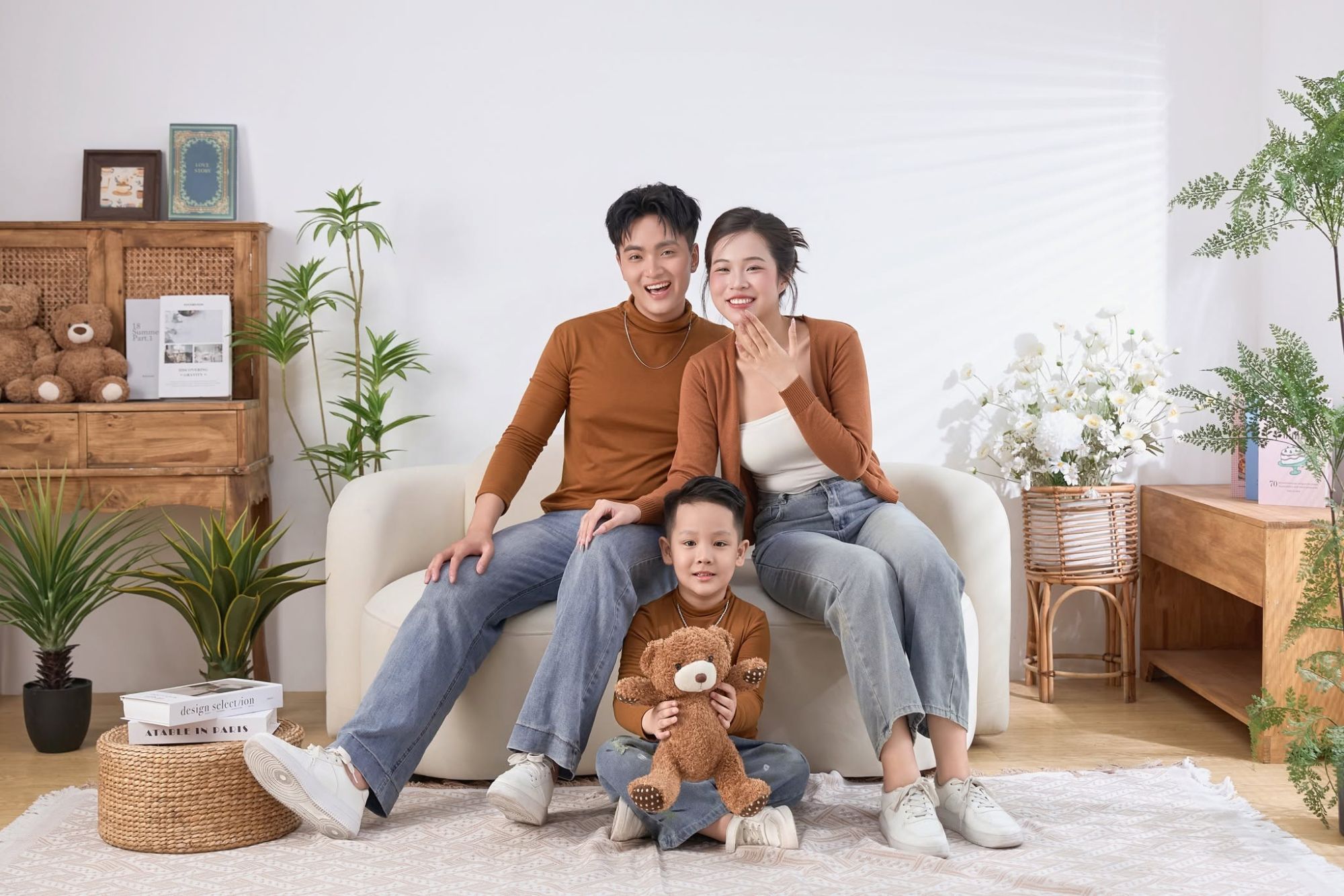 Gia đình áo nâu cổ lọ trong phòng khách gỗ